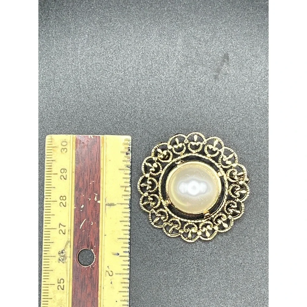 Gold Tone Scalloped‎ Brooch Faux Pearl Women Fashion Jewelry Accessory Vtg Style